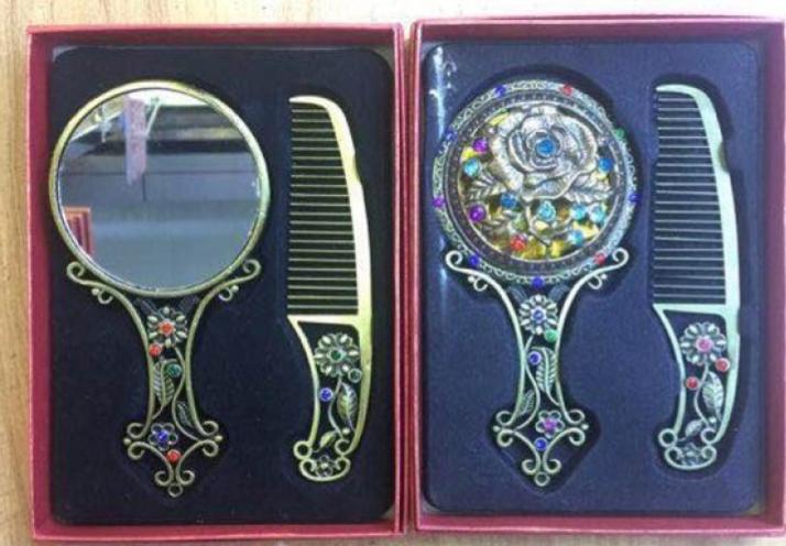 P24 - MIRROR AND COMB SET