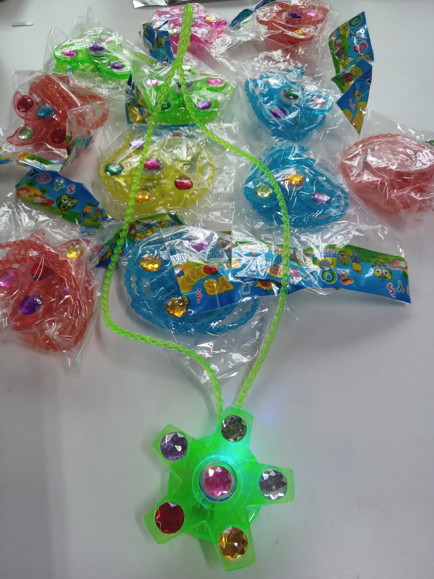 V95 - FIDGET CHAIN TOY WITH LED