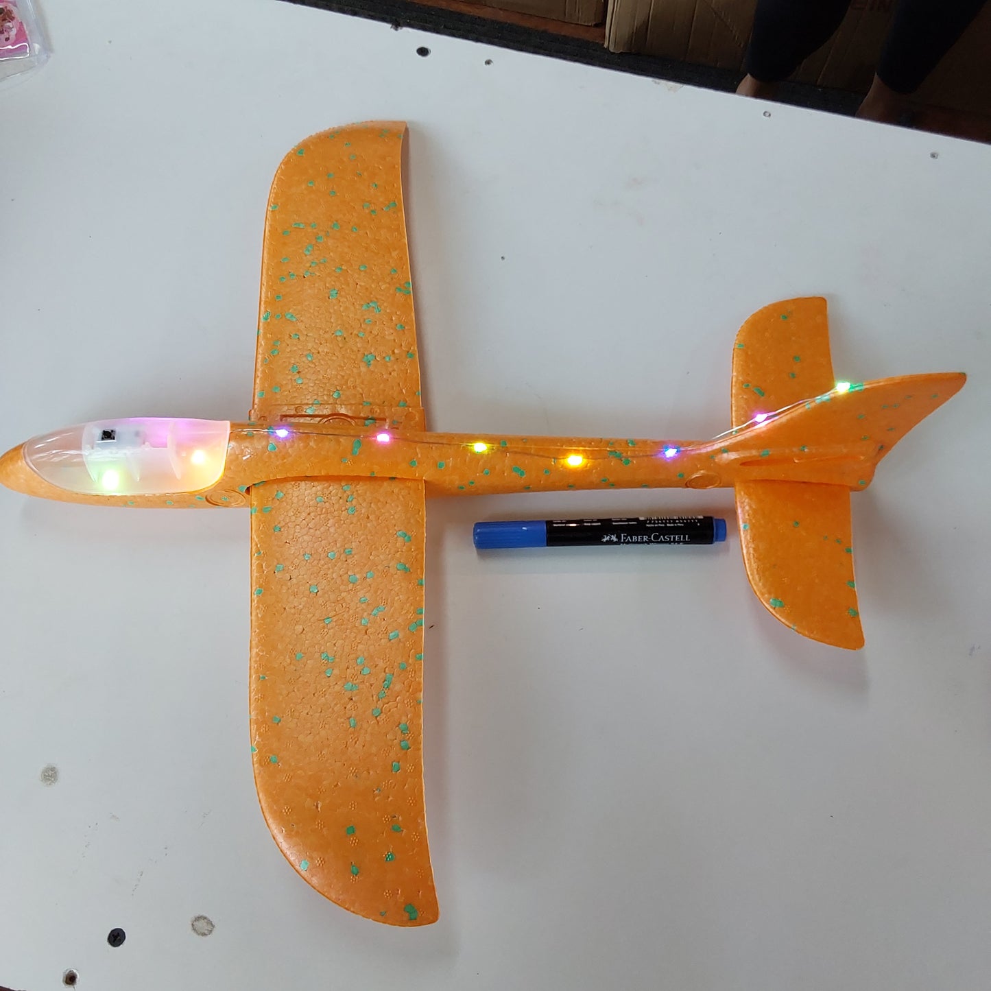 V318 - LED TOY PLANE DIY